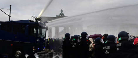 Video: Policija vodenim topovima prekinula protest u Berlinu