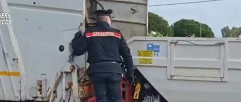 BACIO 120.000 EVRA U ĐUBRE, PA SE HVATAO ZA GLAVU! Usledila je nestvarna scena: karabinjeri su kopali po djubretu da mu nađu zlatne poluge! (VIDEO)