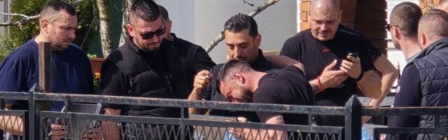 Iz dvorišta porodične kuće Lazić čuju su jauci - Darko slomljen: "Da ispratimo mog batu lepo"