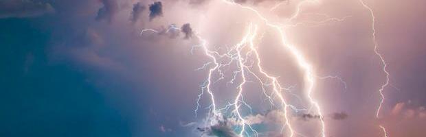 SNAŽNO NEVREME SE SRUČILO NA ABU DABI I DUBAI, ODJEKUJU GROMOVI, NE VIDI SE NIŠTA OD PLJUSKA: Popaljeni svi alarmi, sve se beli od grada, ka njima juri TORNADO