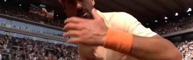 Novak poludeo, snimatelj mu se uneo u lice: Đoković odmah reagovao, haos na Rolan Garosu (VIDEO)