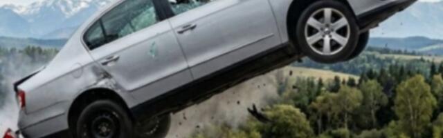 PROBIO OGRADU, PRELETEO PREKO DVORIŠTA, ISPREVRTAO SE PA SE ZAKUCAO U KUĆU! Snimak stravične nesreće kod Nove Varoši - TRKA DVOJICE DRUGOVA AUTOMOBILIMA UMALO SE TRAGIČNO ZAVRŠILA! (VIDEO)