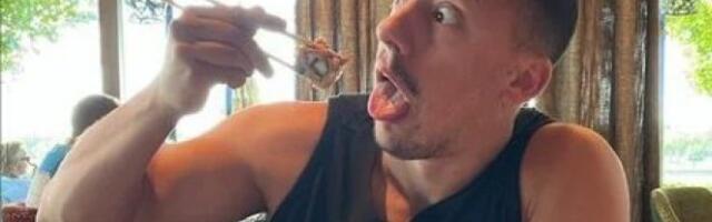 BAKA PRASE UZEO PARE OD KINEZA DA IH REKLAMIRA! Jutjuber tvrdio da je on vlasnik restorana brze hrane, ispostavilo se da pripadaju stranom državljaninu!