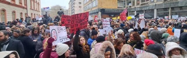 "Učitelji i nastavnici su uz studente": PUN PLATO, veliki protest ispred Filozofskog fakulteta (FOTO, VIDEO)