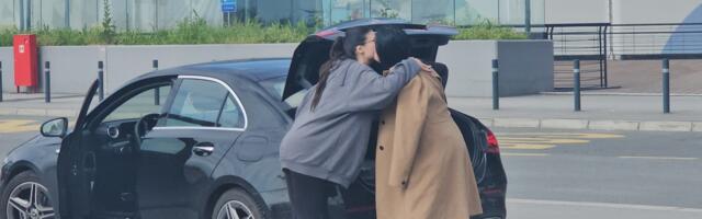 (FOTO) Jana Todorović uslikana sa ćerkom u opuštenom izdanju bez trunke šminke: Pevačica i naslednica kao drugarice, svi se okretali za njima, a onda sele u OVU besnu mašinu