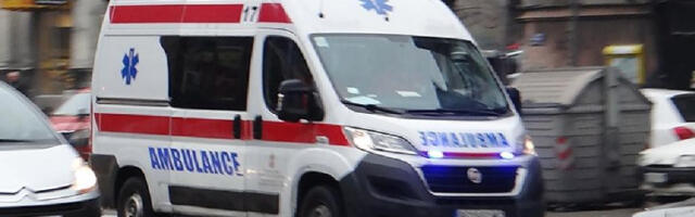 Osam osoba povređeno u sudaru autobusa i kombija u Nišu