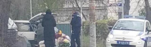 POLICAJAC PARKIRAO VOZILO PORED BAKINE ULIČNE TEZGE U BEOGRADU: Pogledajte šta je uradio, mreže se USIJALE! (FOTO)