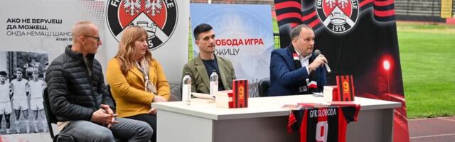 "DEVETKA" ISTRČALA NA TEREN U UŽICU: Održana jedinstvena promocija romana Jovana Simića na stadionu "Radomir Antić"