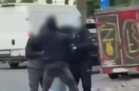 UZNEMIRUJUĆI SNIMAK! Razbojnici izvukli fudbalera iz auta i mučki mu oteli skupocen sat