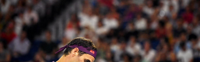 "Pola pet, i dalje sam budna..." Navijači Rodžera Federera gledaju i NE VERUJU šta se dešava posle njegovog odustajanja!