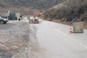 Полиција поново поставила бетонске препреке на путу Митровица-Лепосавић