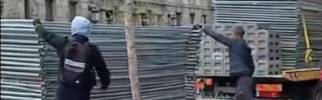 MOJ BEOGRADE, KAD TE OGRADE U toku priprema za miting SNS, prizor je za nevericu (VIDEO)