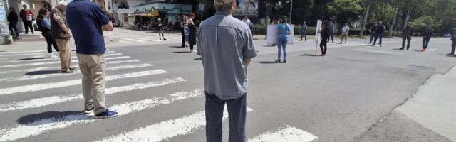 Kragujevčani na raskrsnici kod "Uzora" odali poštu nastradalima u Novom Sadu (FOTO)