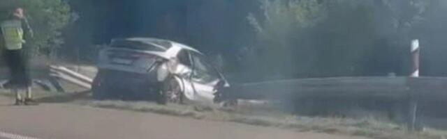 Automobil sleteo s puta: Izgubio kontrolu i probio bankinu (VIDEO)