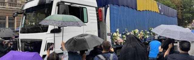 Tužna kolona s tabutima sedam žrtava genocida u Srebrenici stigla u Potočare