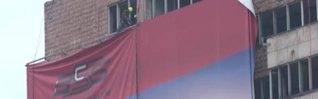 Skinut veliki reklamni pano Vojske Srbije sa zgrade Generalštaba (FOTO)