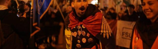 Niš: Doček za studenta Aleksandra Jovanova i njegovu devojku koji humanitarno pešače kroz Srbiju