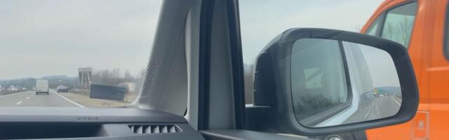 SNIMAK KOJI LEDI KRV Sekunde do direktnog sudara sa KAMIONOM: Kamiondžija preticao AUTOBUS, vozač sišao s puta