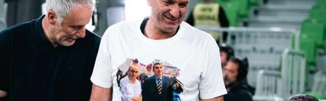 Kakav potez legende Olimpije: Bivši igrač Zmajeva nosio majicu sa Vujoševićem i Milojevićem /FOTO/