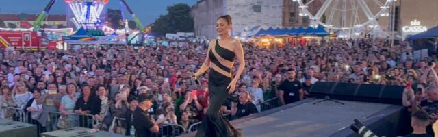 Kakva bomba! Ceca u haljini sa prorezima pred 40.000 ljudi u Temišvaru: Publika očarana našom folk zvezdom