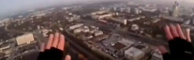 ŠOK VIDEO! SKOČIO SA ZGRADE NA NOVOM BEOGRADU, PA PREŽIVEO Pogledajte opasnu vratolomiju ovog mladića
