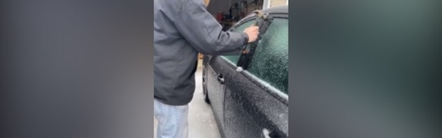 Auto zaledio: Otvorio ga ČEKIĆEM! (VIDEO)