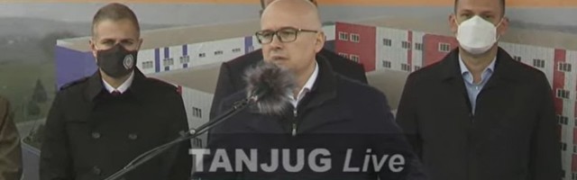 VUČEVIĆ PONOSAN NA GRADNJU KOVID BOLNICE U NOVOM SADU! Džaba fabrike, ako nemamo zdrave ljude!