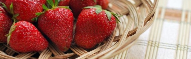 OVO JE NAJOTROVNIJE VOĆE I POVRĆE! Četiri načina da sa njega operete otrove i spasite sebe bolesti!