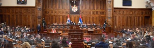 Skandalozno ponašanje opozicije - Žale se na vrućinu i prave haos!