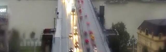 POGLEDAJTE SNIMAK BAHATOG VOZAČA SA NOVOG BEOGRADA: Pretiče levom stranom i vozi preko travnjaka (VIDEO)