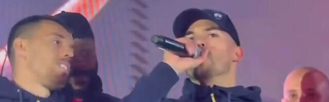 TAKO TO RADI NEMANJA RADONJIĆ: Zvezdin ‘crni sin’ poveo pesmu koja je izazvala brojne komentare! (VIDEO)