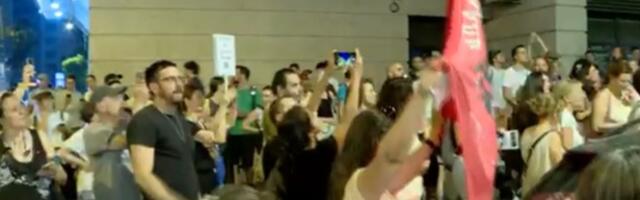 "Ostavka, pa robija“: Beograđani skandiraju ispred zgrade u kojoj živi Marko Bastać