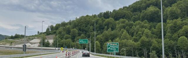 Najtužniji snimak iz Crne Gore: Povređena krava, u lokvi krvi, od sinoć leži na magistralnom putu!