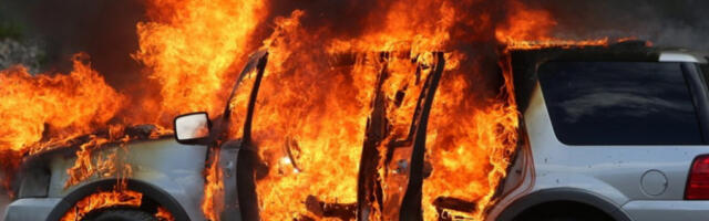OPET GOREO AUTOMOBIL NA VOŽDOVCU! Treći put u istoj ulici zapaljeno vozilo!