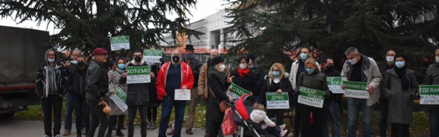 Građani na zboru zahtevali opoziv odluke o seči kedrova u Bulevaru Nemanjića
