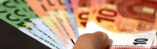 Званични средњи курс евра данас 117,43 динара