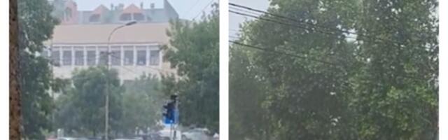 Potop u Mladenovcu: Bujice na ulicama, kiša ne prestaje da pada (VIDEO)