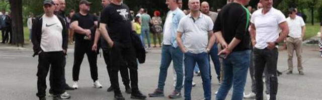 Пред­став­ни­ци за­по­сле­них, не­за­до­вољ­ни ди­ја­ло­гом са  Ми­лој­ком Спа­ји­ћем, сва­ко­днев­но ће се оку­пља­ти ис­пред Вла­де