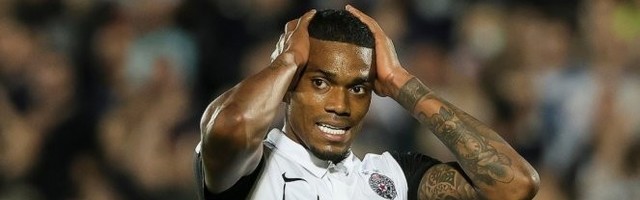 VAR DELIO PRAVDU NA DERBIJU! Partizanu PONIŠTEN GOL zbog faula! /VIDEO/