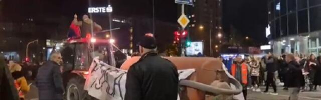 Cisterna puna fekalija na protestu u NS: Poklanjamo im ono što oni nama ostavljaju 12 godina (FOTO)