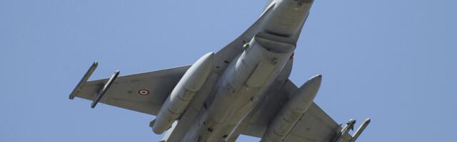 Srušio se američki avion F-16: Snimljen dramatičan trenutak pada, pilot uspeo da se katapultira