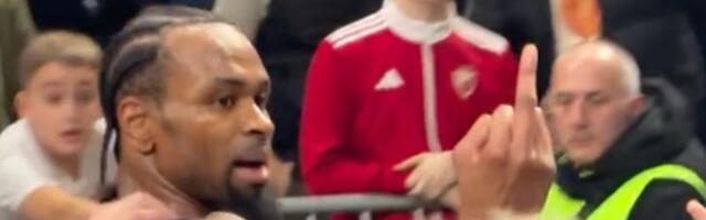 ZAR SE OVAKO PONAŠA PROFESIONALNI SPORTISTA? Sraman potez Pantera, srednji prst za navijače!