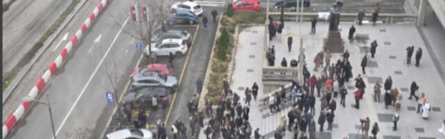 JOŠ JEDAN BLOKADERSKI FIJASKO Dramatičnim porukama zvali narod na protest ispred Palate pravde, evo koliko se ljudi odazvalo (FOTO)