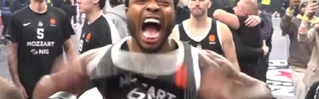 Tajrik Džons sam prišao Grobarima na tribini, a onda imao neviđeni izliv emocija