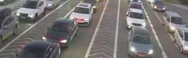 Praznici blokirali granice: Putnici satima u koloni - Haos traje danima (FOTO)