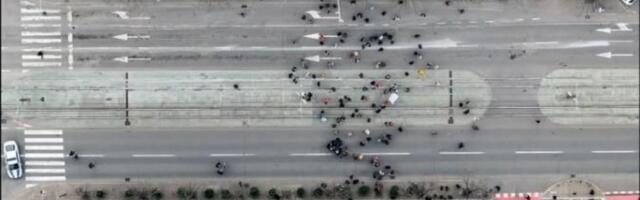 Totalno ludilo! Grupica zgubidana blokira Nemanjinu - Saobraćaj paralisan (FOTO)