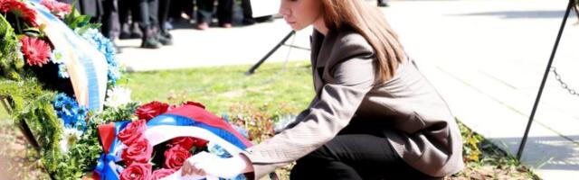 "DANAS STOJIMO NA MESTU TIŠINE KOJA GOVORI VIŠE OD REČI" Položeni venci na Spomenik deci stradaloj u NATO agresiji