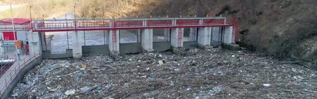 Drama kod Arilja: Nagomilano smeće pretilo da ugrozi reku, spas stigao u poslednji čas, fotografije govore sve