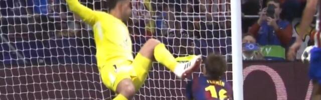 JEZIVE SCENE U MADRIDU - IGRAČ BARSE LEŽAO PREKRIVEN KRVLJU: Strašan sudar sa golmanom Atletika!