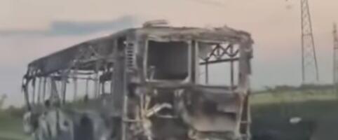 AUTOBUS U POTPUNOSTI IZGOREO, OSTALA SAMO LJUŠTURA! Strašan prizor kod Pančeva: Snimak je UŽASAN (VIDEO)